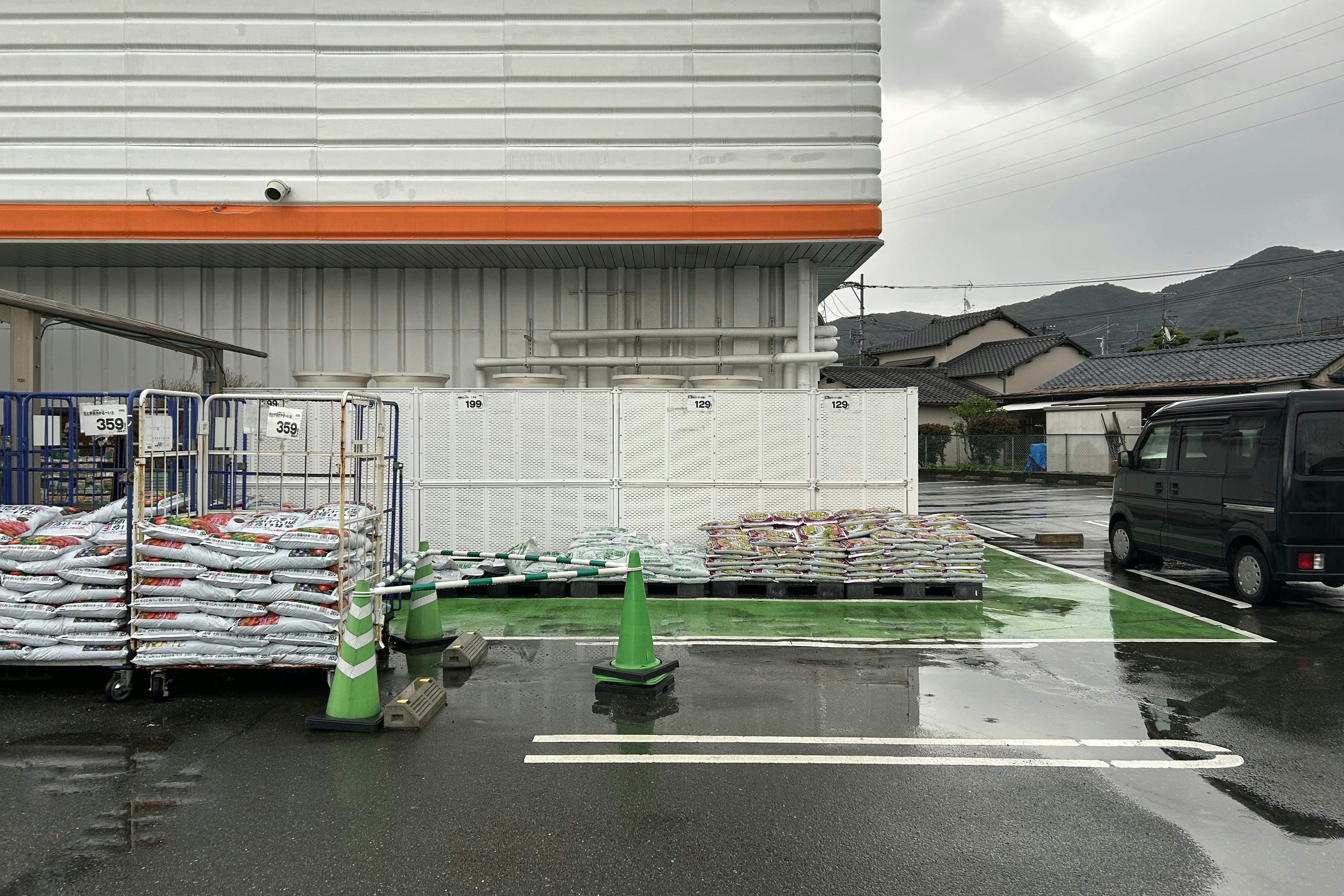 【ミスターマックス Select野芥店】園芸外売場（右側） キッチンカーに最適な総合ディスカウントストアの催事イベントスペース