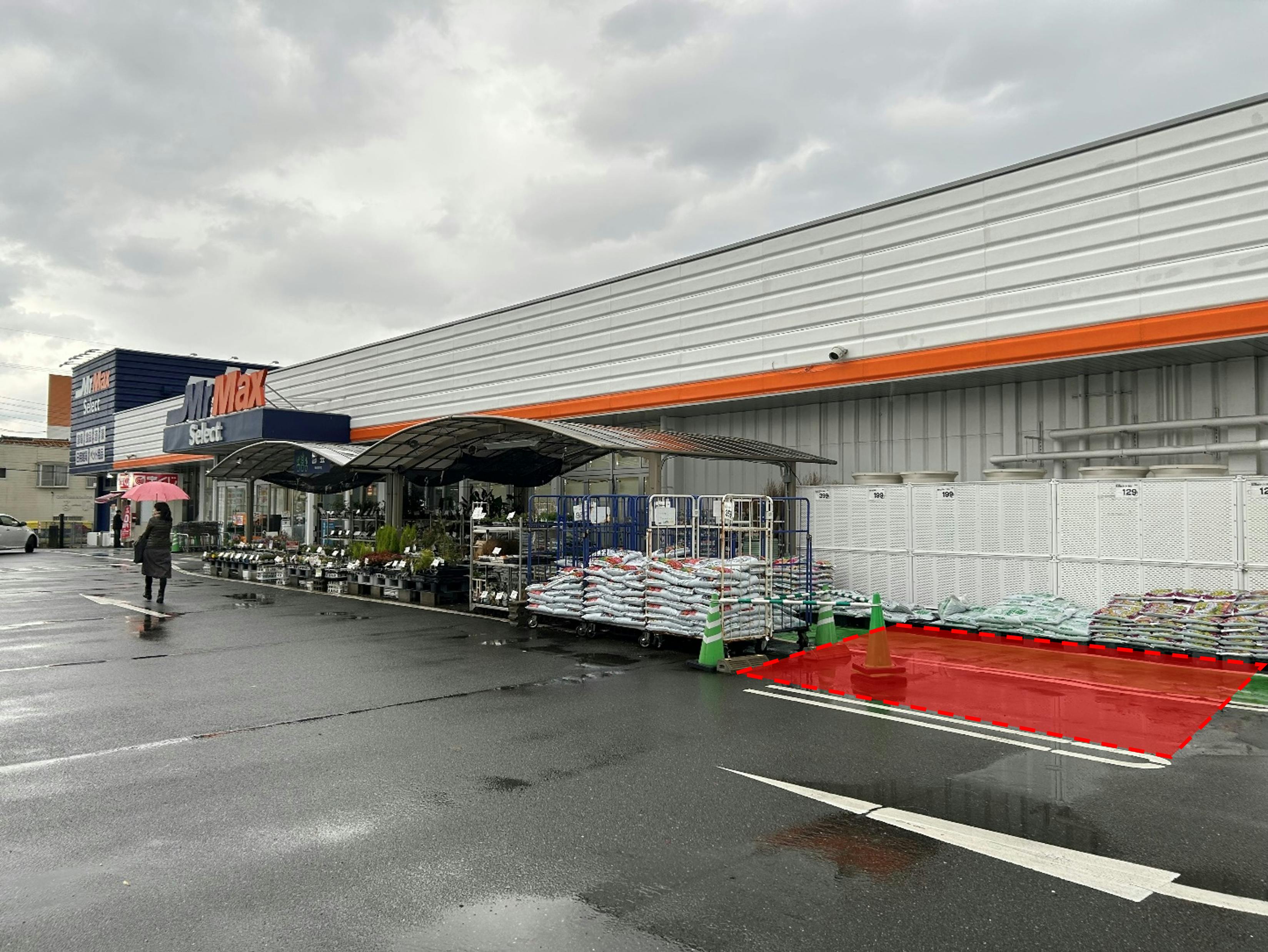【ミスターマックス Select野芥店】園芸外売場（右側） キッチンカーに最適な総合ディスカウントストアの催事イベントスペース