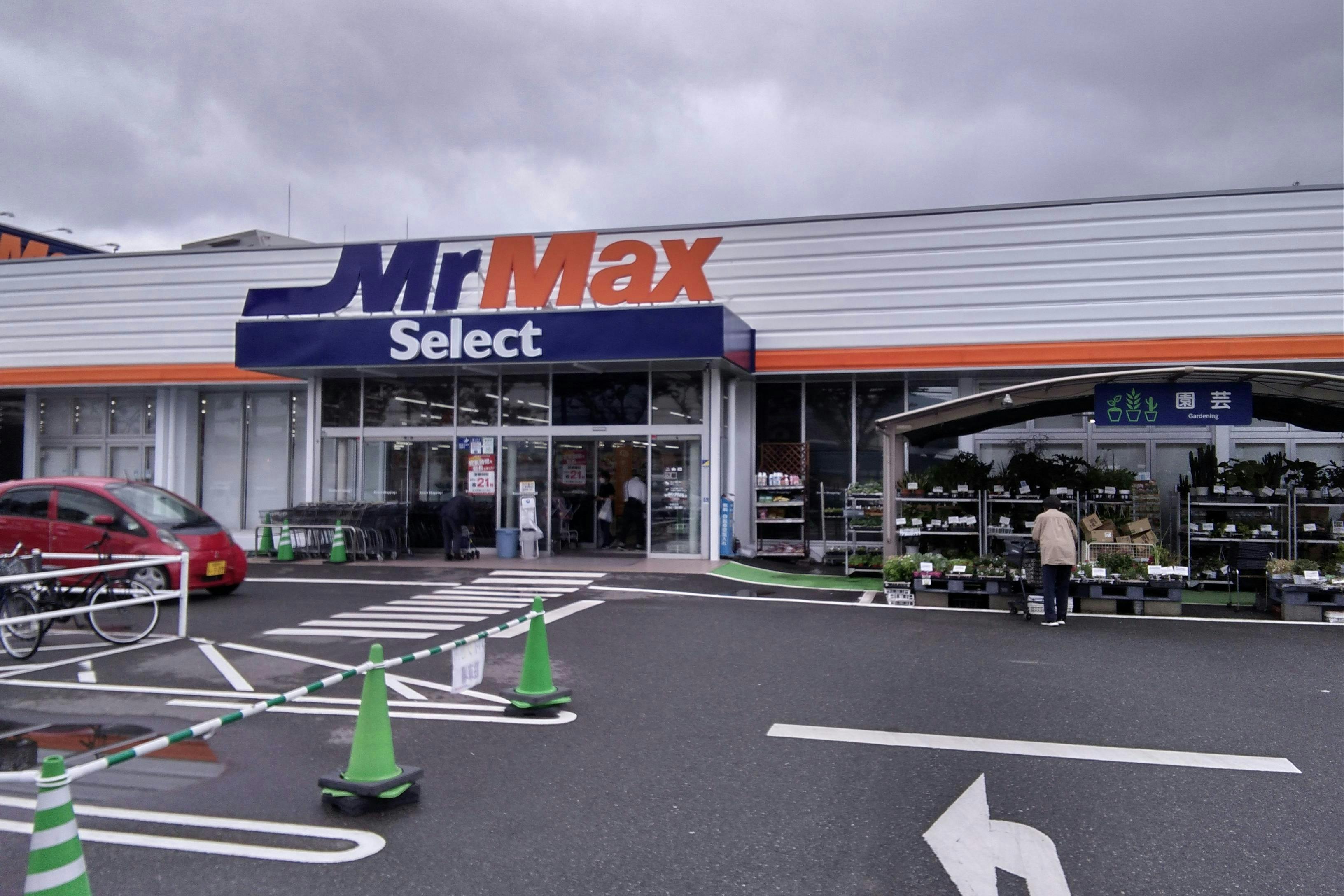【ミスターマックス Select野芥店】園芸外売場(右側) キッチンカーに最適な総合ディスカウントストアの催事イベントスペース
