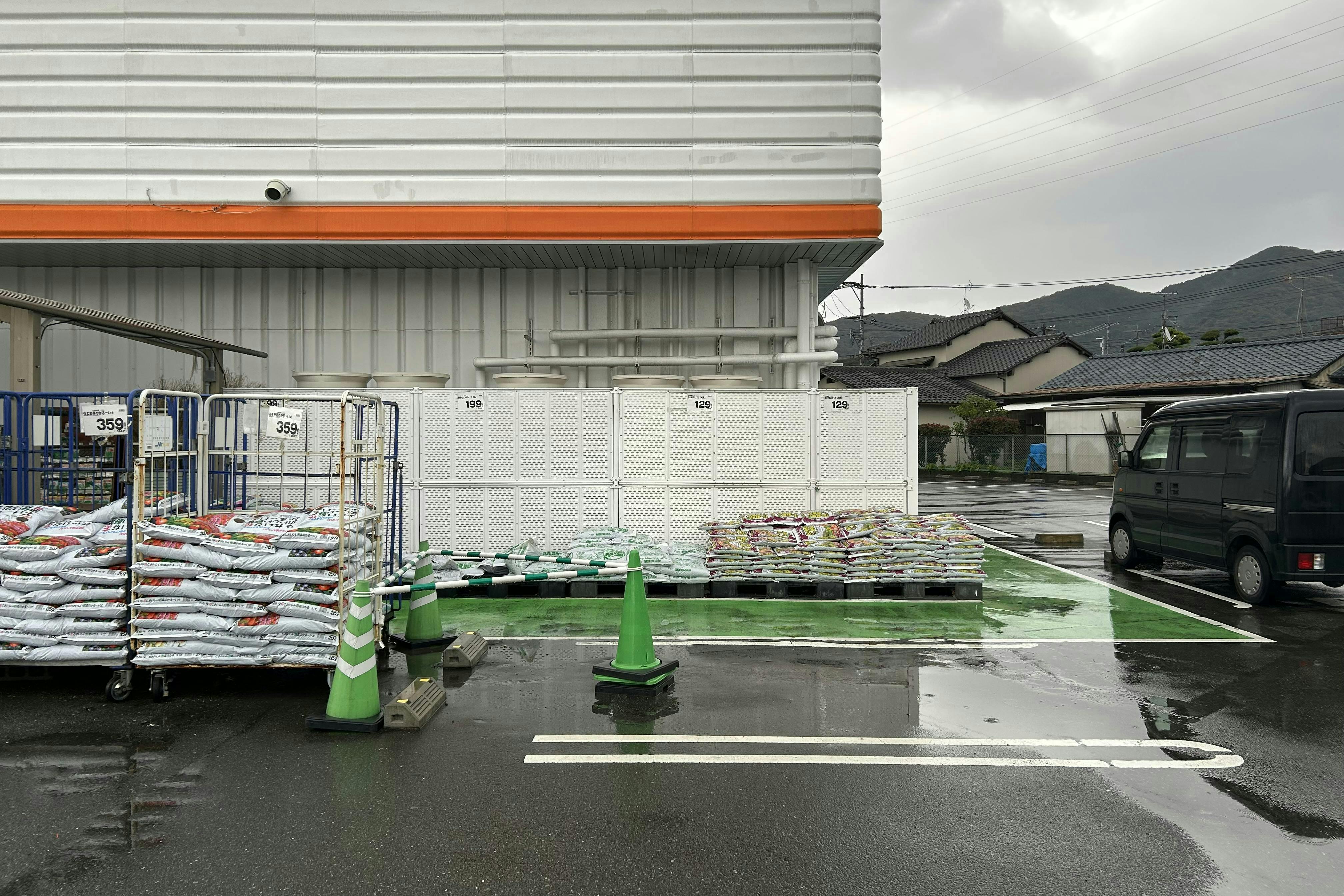 【ミスターマックス Select野芥店】園芸外売場（右側） キッチンカーに最適な総合ディスカウントストアの催事イベントスペース