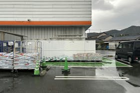 【ミスターマックス Select野芥店】園芸外売場(右側) キッチンカーに最適な総合ディスカウントストアの催事イベントスペース