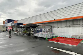 【ミスターマックス Select野芥店】園芸外売場(右側) キッチンカーに最適な総合ディスカウントストアの催事イベントスペース