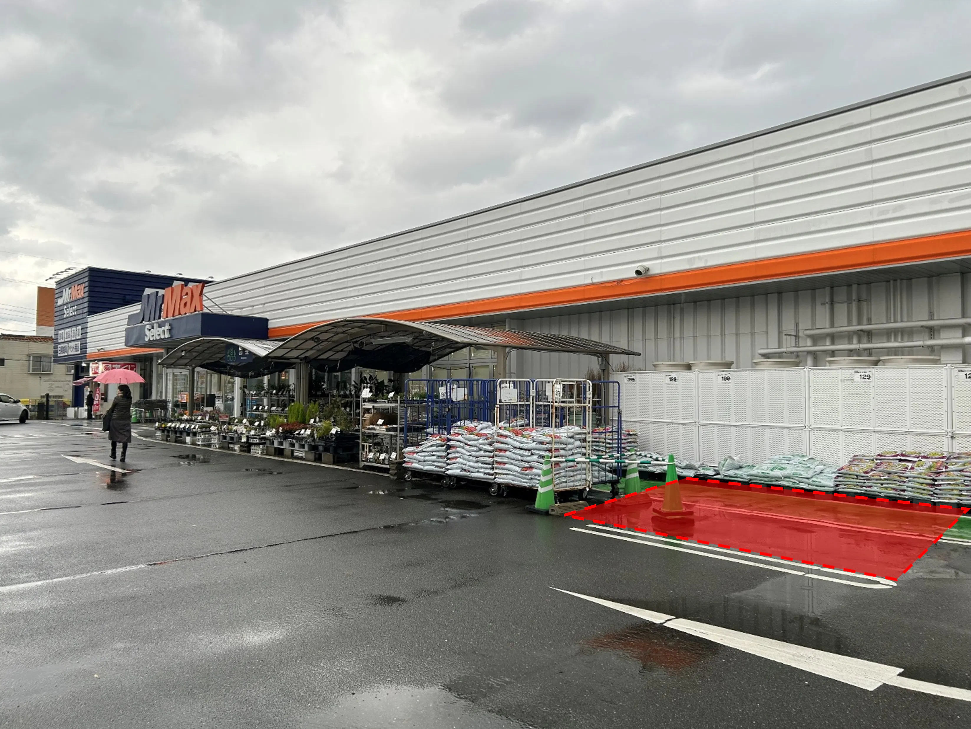 【ミスターマックス Select野芥店】園芸外売場（右側） キッチンカーに最適な総合ディスカウントストアの催事イベントスペース