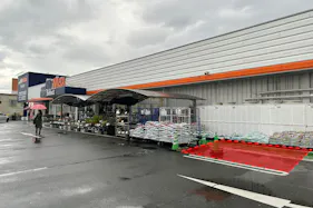 【ミスターマックス Select野芥店】園芸外売場(右側) キッチンカーに最適な総合ディスカウントストアの催事イベントスペース