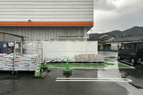 【ミスターマックス Select野芥店】園芸外売場(右側) キッチンカーに最適な総合ディスカウントストアの催事イベントスペース