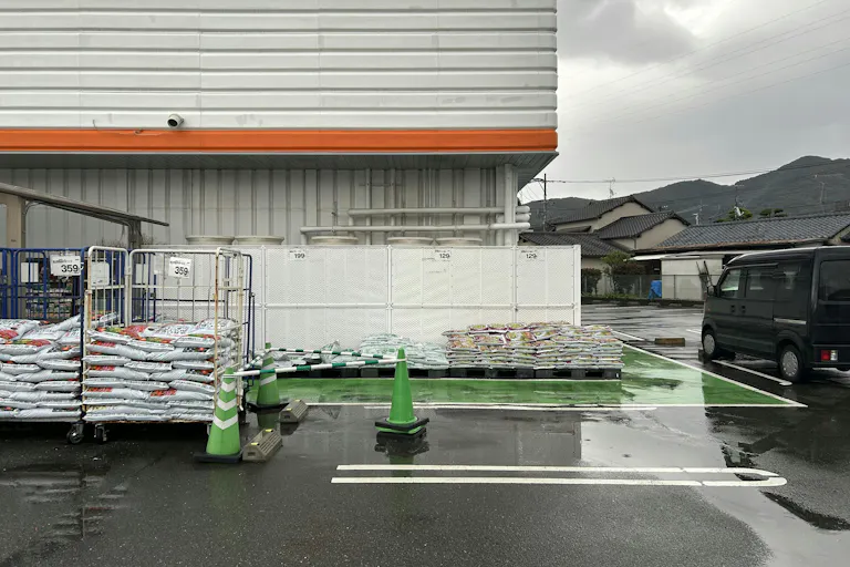 【ミスターマックス Select野芥店】園芸外売場(右側) キッチンカーに最適な総合ディスカウントストアの催事イベントスペースの画像3