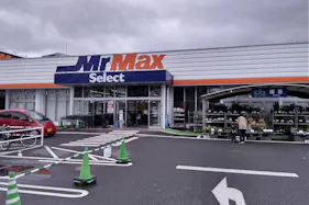 【ミスターマックス Select野芥店】園芸外売場(右側) キッチンカーに最適な総合ディスカウントストアの催事イベントスペース