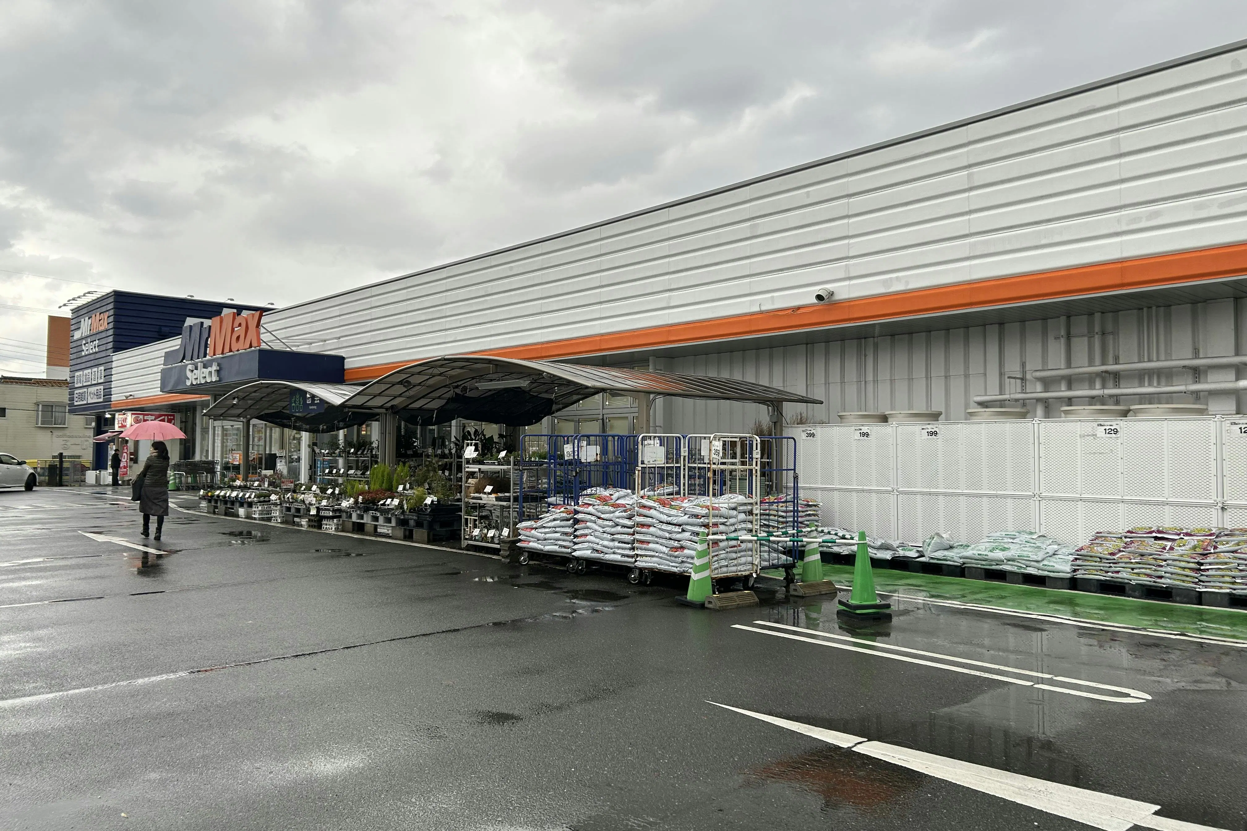 【ミスターマックス Select野芥店】園芸外売場(右側) キッチンカーに最適な総合ディスカウントストアの催事イベントスペース