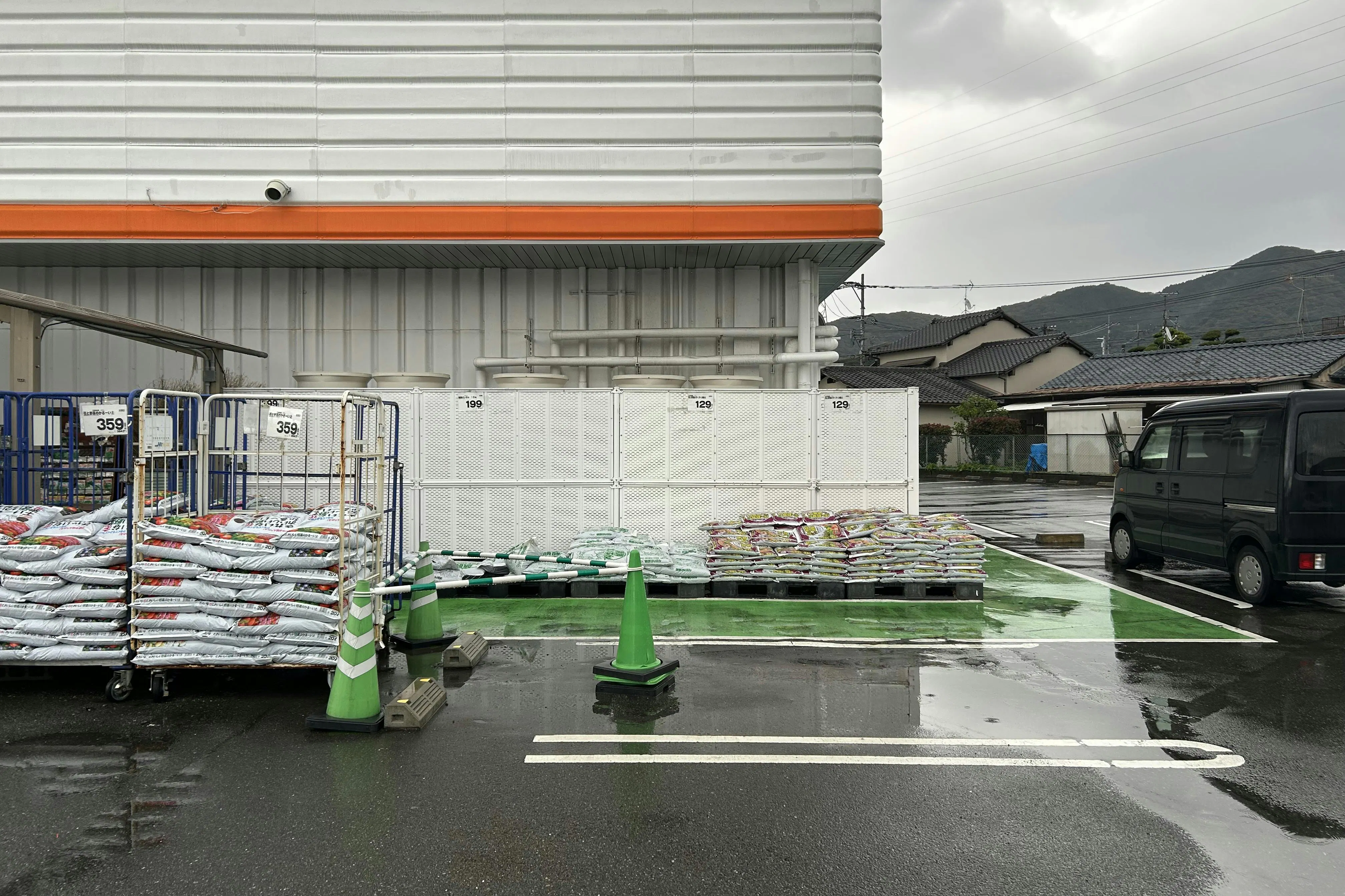 【ミスターマックス Select野芥店】園芸外売場(右側) キッチンカーに最適な総合ディスカウントストアの催事イベントスペース