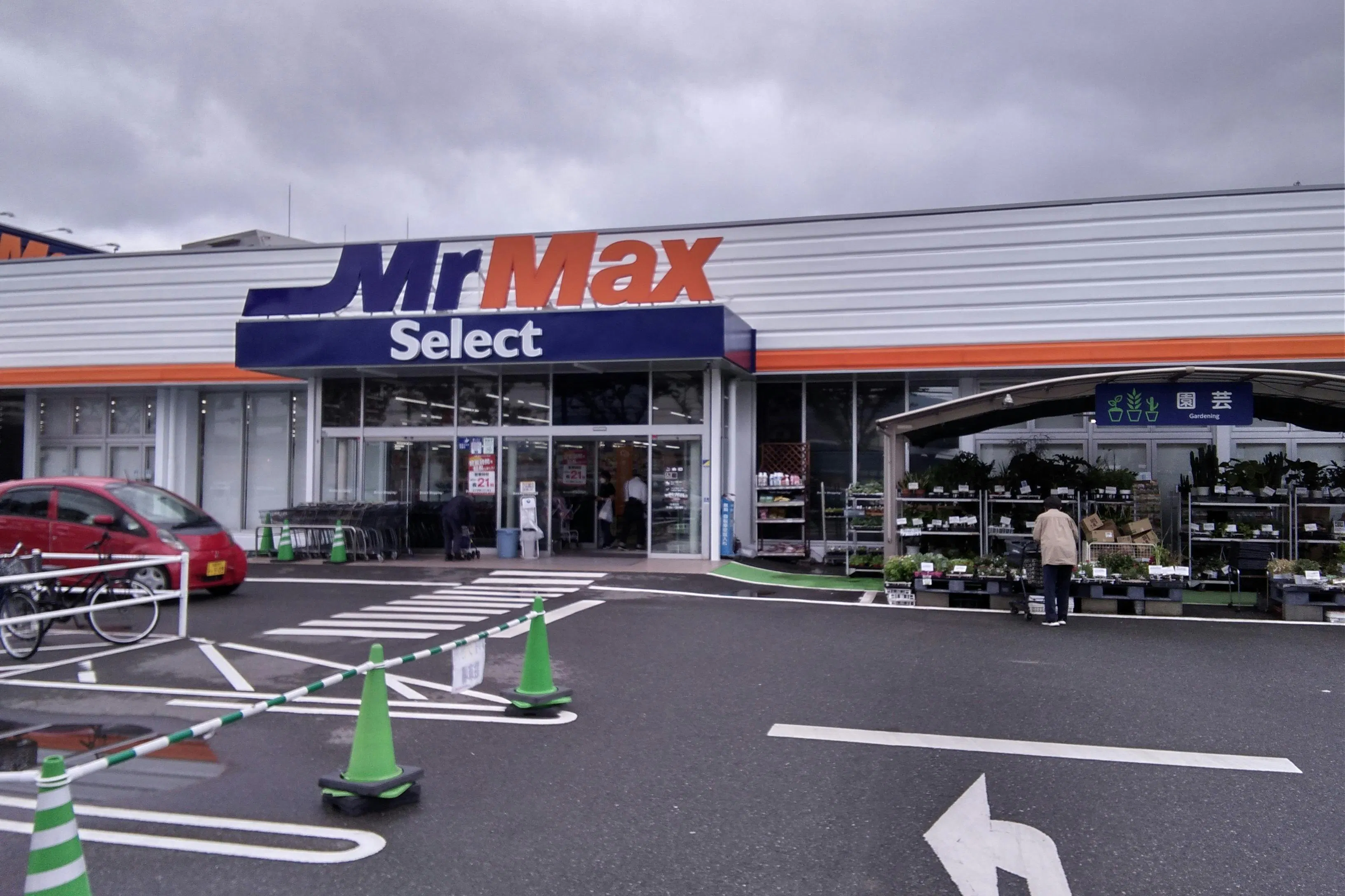 【ミスターマックス Select野芥店】園芸外売場(右側) キッチンカーに最適な総合ディスカウントストアの催事イベントスペース