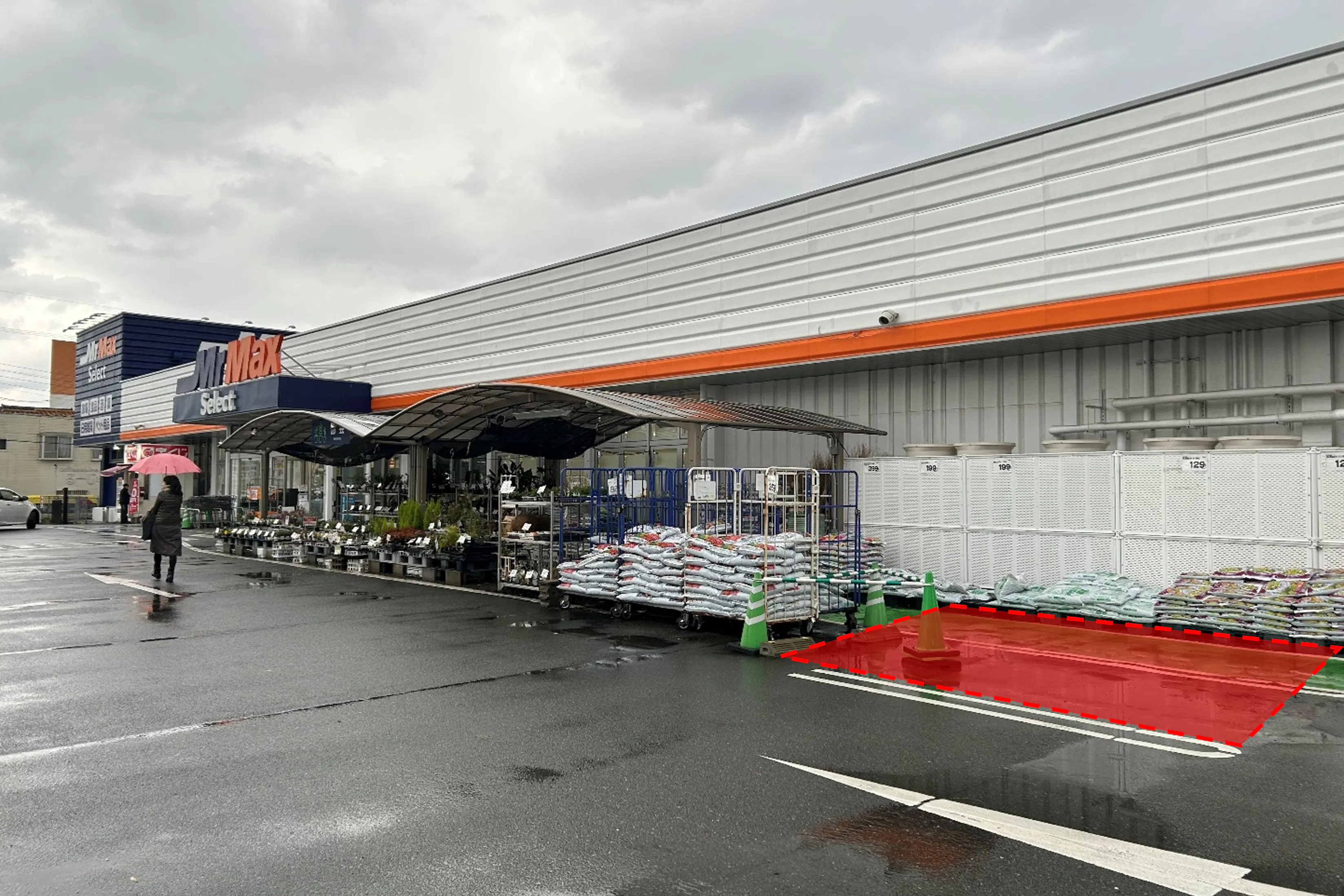 【ミスターマックス Select野芥店】園芸外売場(右側) キッチンカーに最適な総合ディスカウントストアの催事イベントスペース