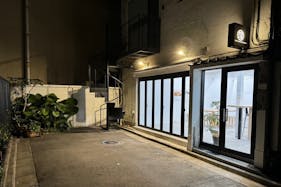 【門前仲町駅4分|1F路面】カフェカウンター併設。ポップアップショップ、撮影、展示会、ギャラリー、セミナー、ワークショップ、オフ会等、多用途でご使用頂けます。
