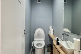 【門前仲町駅4分|1F路面】カフェカウンター併設。ポップアップショップ、撮影、展示会、ギャラリー、セミナー、ワークショップ、オフ会等、多用途でご使用頂けます。