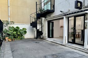 【門前仲町駅4分|1F路面】カフェカウンター併設。ポップアップショップ、撮影、展示会、ギャラリー、セミナー、ワークショップ、オフ会等、多用途でご使用頂けます。