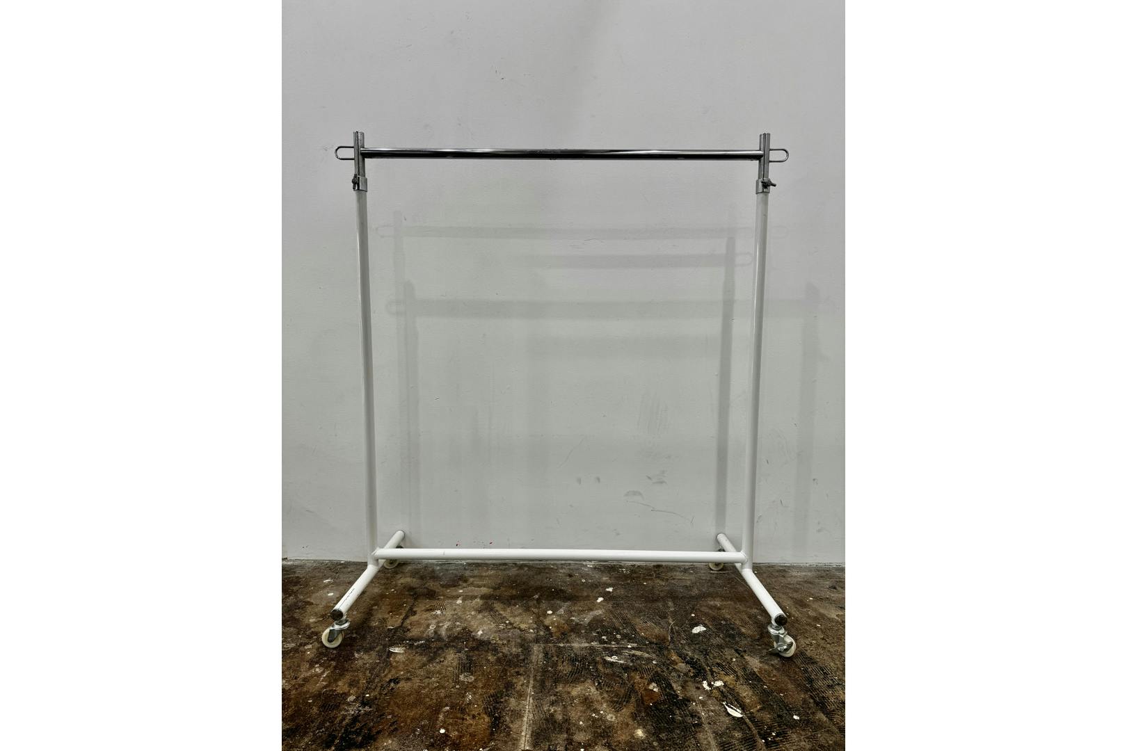 ハンガーラック 90cm幅。105cm~170cmまで伸縮(一台は常設)