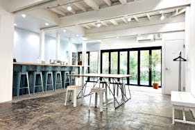 【門前仲町駅4分|1F路面】カフェカウンター併設。ポップアップショップ、撮影、展示会、ギャラリー、セミナー、ワークショップ、オフ会等、多用途でご使用頂けます。