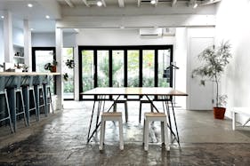 【門前仲町駅4分|1F路面】カフェカウンター併設。ポップアップショップ、撮影、展示会、ギャラリー、セミナー、ワークショップ、オフ会等、多用途でご使用頂けます。