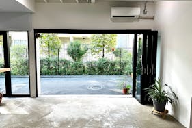 【門前仲町駅4分|1F路面】カフェカウンター併設。ポップアップショップ、撮影、展示会、ギャラリー、セミナー、ワークショップ、オフ会等、多用途でご使用頂けます。