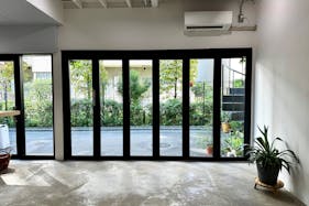 【門前仲町駅4分|1F路面】カフェカウンター併設。ポップアップショップ、撮影、展示会、ギャラリー、セミナー、ワークショップ、オフ会等、多用途でご使用頂けます。