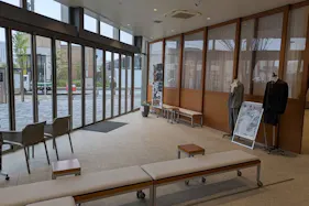 【海浜幕張駅14分|幕張ベイパーク】視認性抜群のガラス張りテラスで街の視線を集めるプロモーションスペース