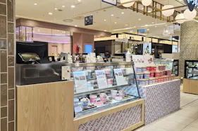 【北千住マルイ】2階 カレンダリウムF08【食物販・物産展】店内入って正面、什器完備の好立地スペース