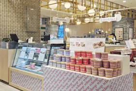 【北千住マルイ】2階 カレンダリウムF08【食物販・物産展】店内入って正面、什器完備の好立地スペース