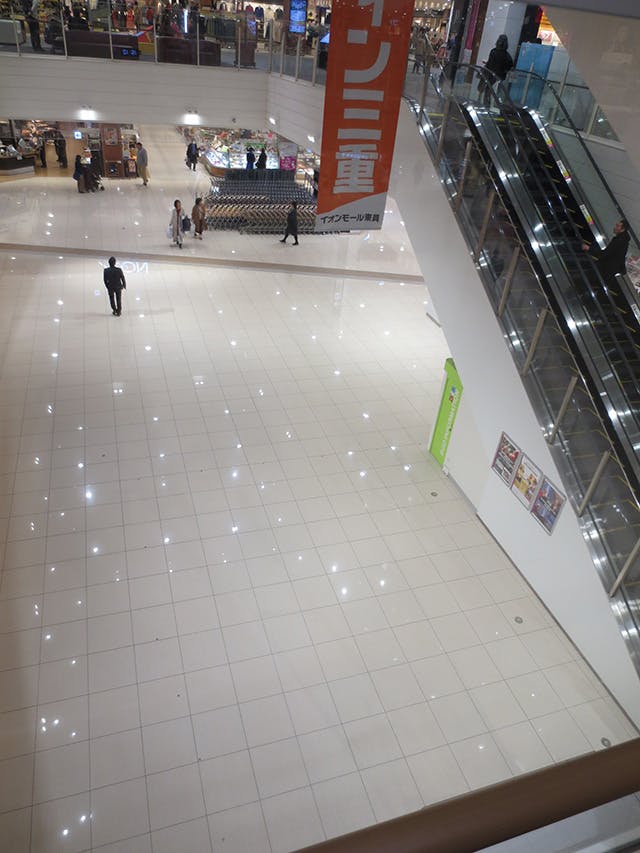 【イオンモール東員】1階　コスモスコート1/3（エスカレーター前）の画像