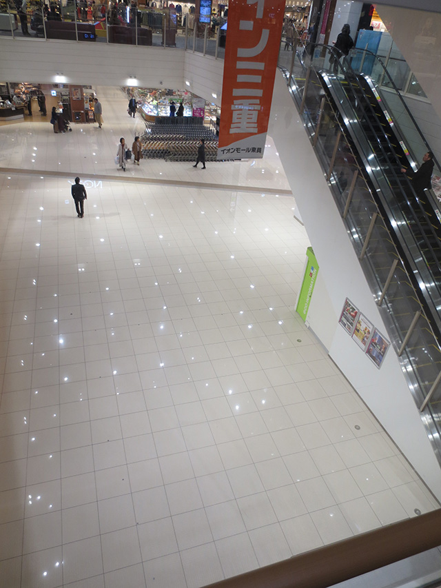 【イオンモール東員】1階　コスモスコート1/3（エスカレーター前）