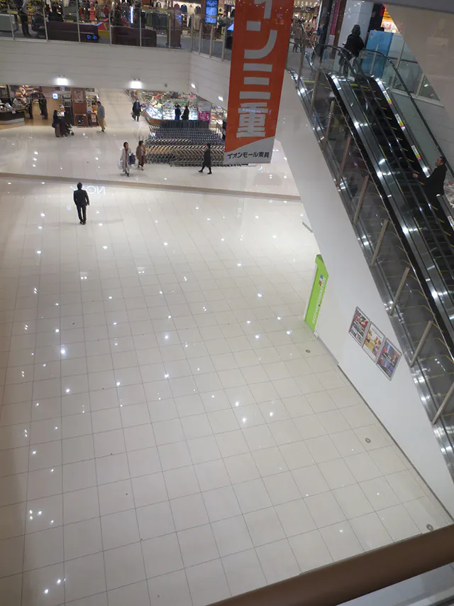 【イオンモール東員】1階　コスモスコート1/3（エスカレーター前）の画像