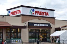 【フレスタ三次店】キッチンカーに利用可能な入り口・店外スペース