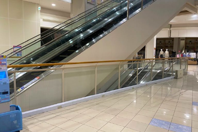 【イオンモール直方】1F 中央エスカレーター前の画像1