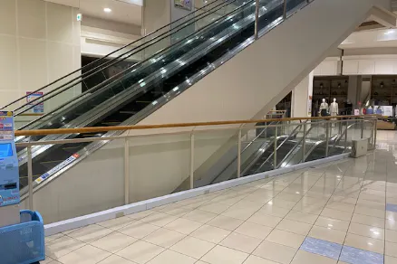 【イオンモール直方】1F 中央エスカレーター前