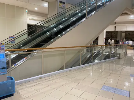 【イオンモール直方】1F  中央エスカレーター前
