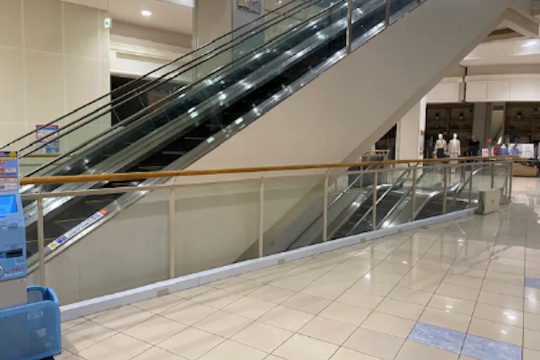 【イオンモール直方】1F 中央エスカレーター前の画像1