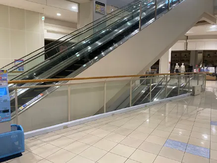 【イオンモール直方】1F 中央エスカレーター前