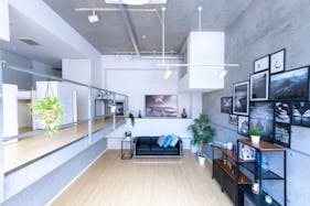 【赤羽橋駅4分】天井高4m・二面採光 自然光が豊富に入るカフェ風レンタルスタジオ