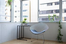 【赤羽橋駅4分】天井高4m・二面採光 自然光が豊富に入るカフェ風レンタルスタジオ