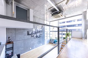 【赤羽橋駅4分】天井高4m・二面採光 自然光が豊富に入るカフェ風レンタルスタジオ