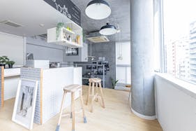 【赤羽橋駅4分】天井高4m・二面採光 自然光が豊富に入るカフェ風レンタルスタジオ