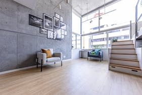 【赤羽橋駅4分】天井高4m・二面採光 自然光が豊富に入るカフェ風レンタルスタジオ