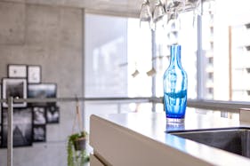 【赤羽橋駅4分】天井高4m・二面採光 自然光が豊富に入るカフェ風レンタルスタジオ