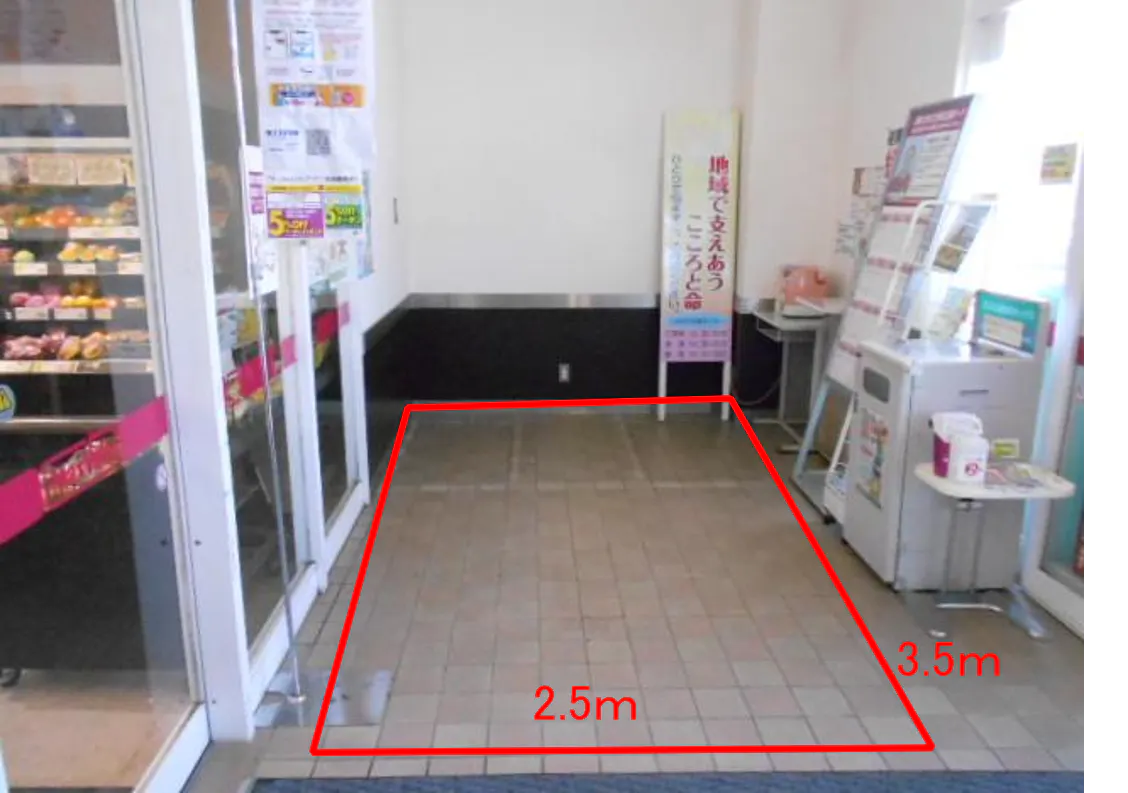 【マックスバリュ金浦店】風除室(農産売場入口前) 販促プロモーションに最適なスーパー店内催事イベントスペース