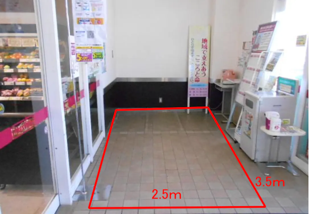 【マックスバリュ金浦店】店舗入り口右風除室 販促プロモーションに最適なスーパー店内催事イベントスペース