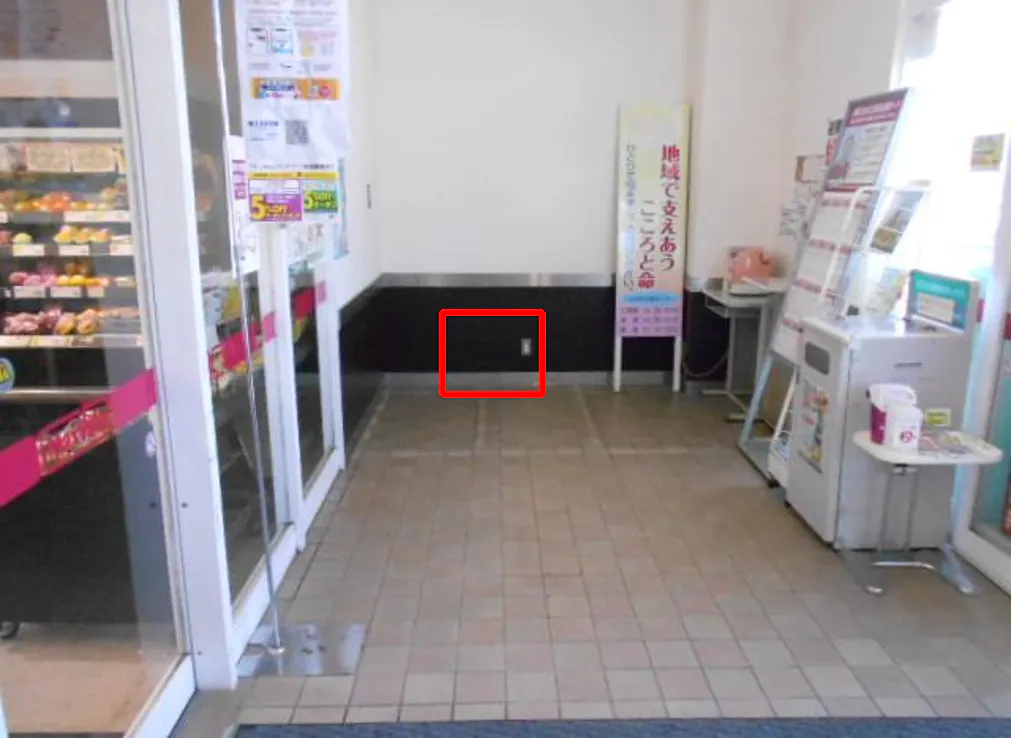 【マックスバリュ金浦店】店舗入り口右風除室 販促プロモーションに最適なスーパー店内催事イベントスペース