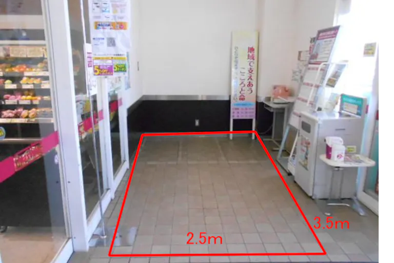 【マックスバリュ金浦店】店舗入り口右風除室 販促プロモーションに最適なスーパー店内催事イベントスペースの画像1