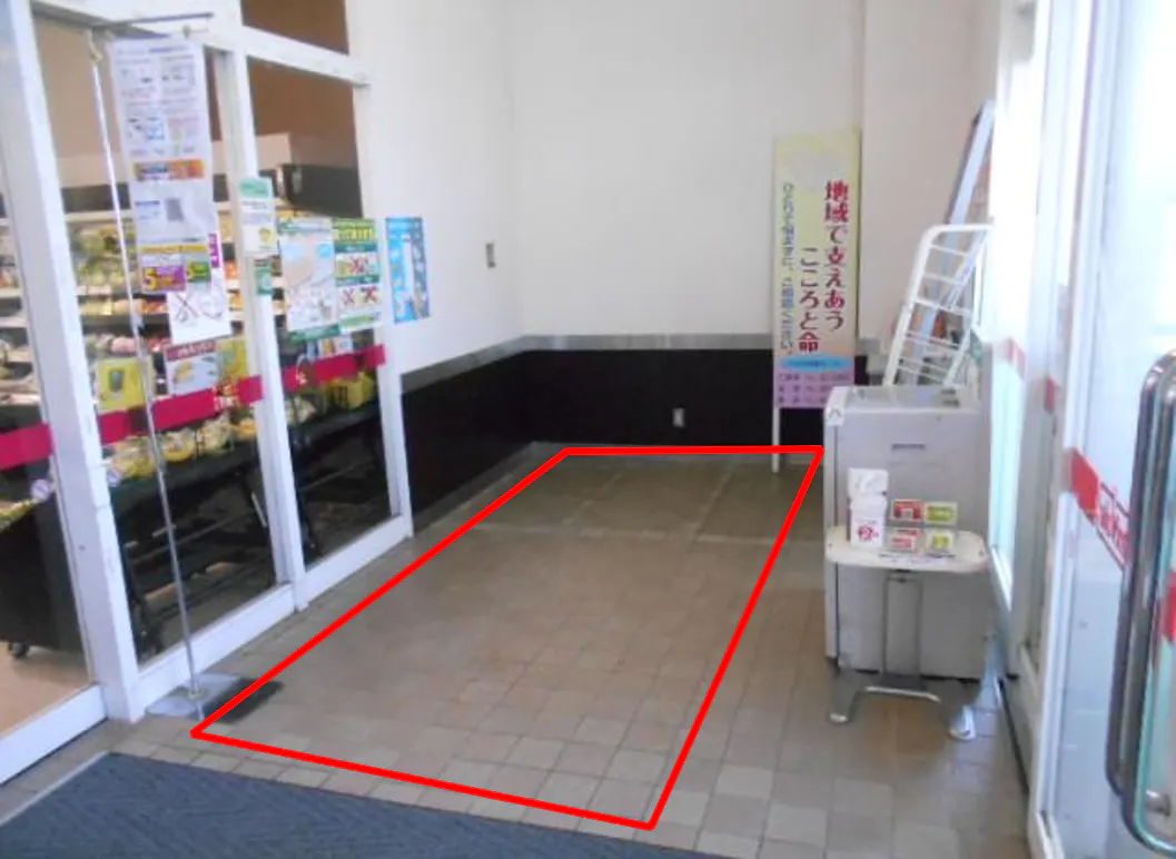 【マックスバリュ金浦店】店舗入り口右風除室 販促プロモーションに最適なスーパー店内催事イベントスペース
