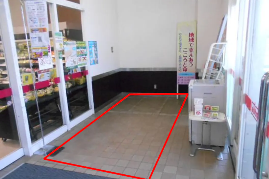 【マックスバリュ金浦店】店舗入り口右風除室 販促プロモーションに最適なスーパー店内催事イベントスペース