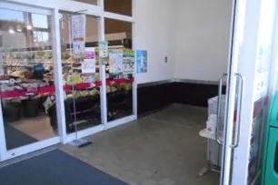 【マックスバリュ金浦店】店舗入り口右風除室 販促プロモーションに最適なスーパー店内催事イベントスペース