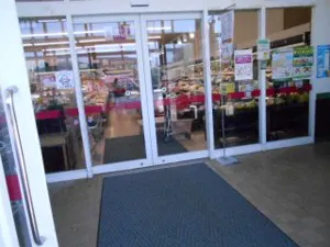 【マックスバリュ金浦店】店舗入り口右風除室 販促プロモーションに最適なスーパー店内催事イベントスペース