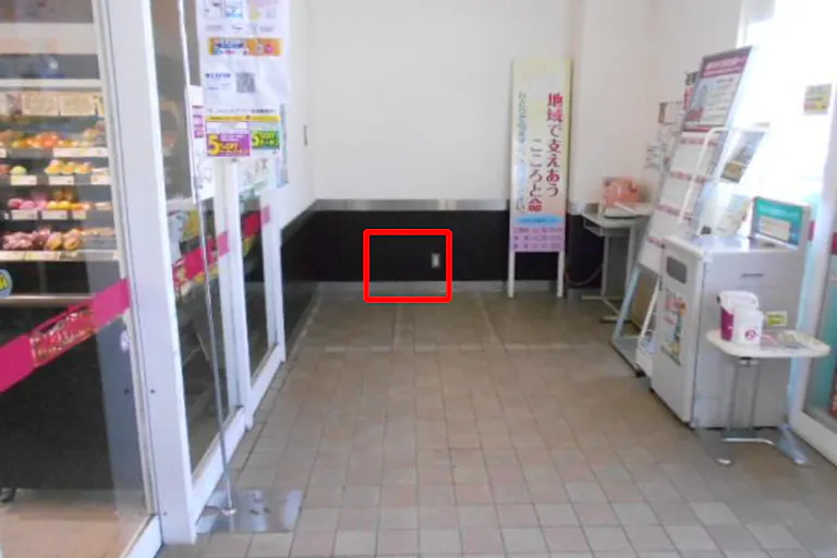 【マックスバリュ金浦店】店舗入り口右風除室 販促プロモーションに最適なスーパー店内催事イベントスペースの画像6